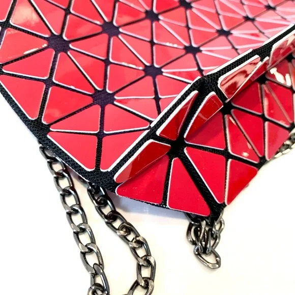 Unusual style shoulder bag in red. - Picture 3 of 6